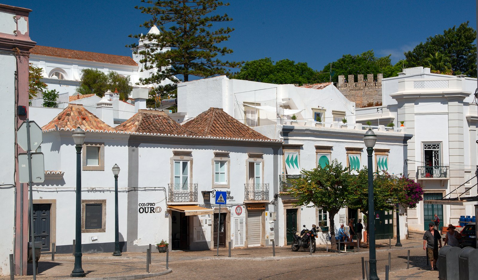 Fachadas brancas mediterranicas com luz do sul.
