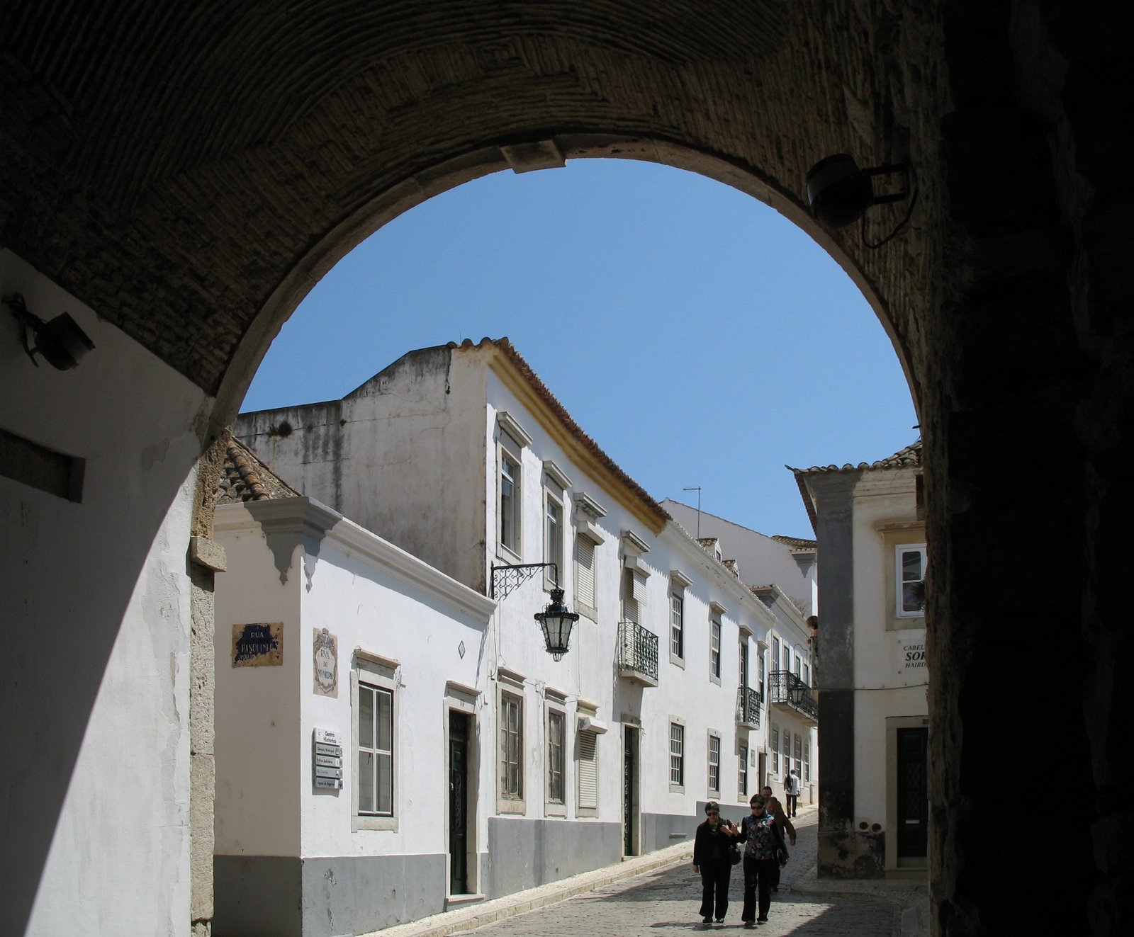 Rua urbana com textura local e detalhe arquitetonico.